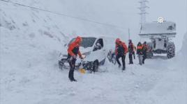 Çığ altında kalan hafif ticari araçtaki 2 kişi kurtarıldı