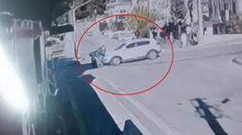 Kaza göz göre göre geldi! Motosikletliyi fark etmeyen sürücü...
