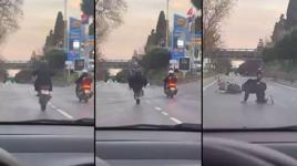 Üsküdar'da tek teker ilerlemeye çalışan motosikletli yola savruldu