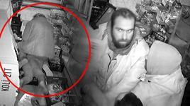 Dehşete düşüren görüntü! 11 yaşındaki küçük kızı bıçakladı, esnaf kurtardı