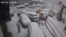 Kağıthane’de karlı yolda kayıp 5 araca çarptı; motokurye ölümden döndü