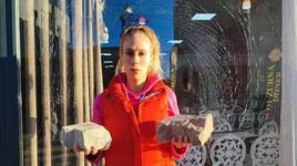 Adana'da iki kız kardeşin işlettiği düğün organizasyon ofisine taşlı saldırı