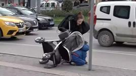 Bursa'da kuvvetli lodos! Bebek arabasını devirdi