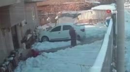 Kapıdan çıkan yere kapaklandı