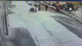 Çatıdan düşen kar ve buz kütlesinin altında kalan kadın hayatını kaybetti