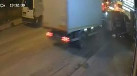 Bahçelievler'de kamyonun çarptığı hafif ticari araç ekmek fırınına girdi