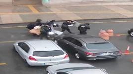 Polis kalkanı anne ve bebeğini fırtınadan korudu