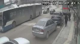 Düşürdüğü cüzdanını almaya çalışırken kamyonun altında kalarak öldü