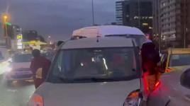 Yenibosna D-100 Karayolu'nda 6 aracın karıştığı zincirleme kaza! Yaralılar var