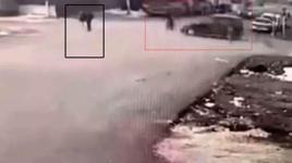 Hafif ticari araç motosiklete, motosiklet yayaya çarptı