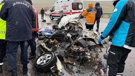 Kaza yerinden korkunç görüntüler! Otomobili ezip geçti: 3 ölü