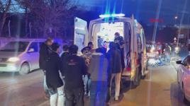 Motosiklet ile hafif ticari aracın çarpıştığı kaza kamerada