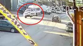 Kazayı gören olay yerine koştu! Çarpışmanın şiddetiyle devrilen...