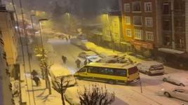 İstanbul'da kar yağışı ile birlikte işe gidenler zor anlar yaşadı