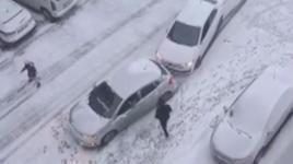 Esenyurt'ta yollar buz pistine döndü, kayan araçlar kaza yaptı