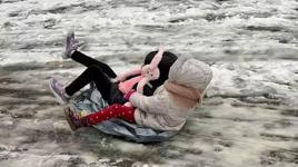 İstanbul'da kar yağışıyla sokak buz pistine döndü