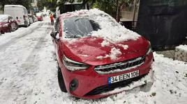 Çatıdan kopan kar kütlesi otomobili ezdi: Büyük hasar kamerada