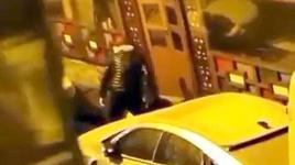 Sokak ortasında dehşet: Tartıştığı kadın darp etti, ambulansı görünce sarıldı