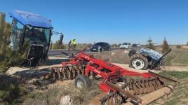 Panelvanla çarpışan traktör ikiye bölündü