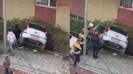 Avcılar'da binanın boşluğuna düşen otomobilin sürücüsü yaralandı