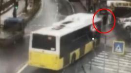 Görüntüler ortaya çıktı... Otobüsün altında kalmaktan son anda kurtuldu!