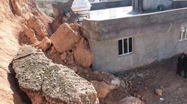 Dev kayalar, 5 kişilik ailenin yaşadığı evin üzerine yuvarlandı