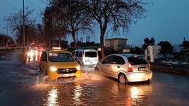 İzmir'de sağanak hayatı felç etti