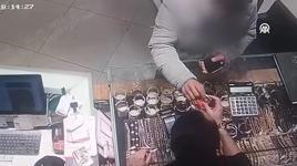 Kedilere mama almak istedi, hesabı boşaltıldı! İyi niyeti hayatını karatttı