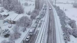 Kar bir anda bastırdı! Karayolu 3 saat trafiğe kapandı