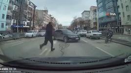 El frenini çekilmeyen araç hareket etti, başka bir sürücü koşarak el frenini çekti