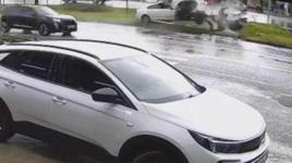 Parçaları etrafa saçıldı! Sinyalizasyon direğine çarpan otomobil...