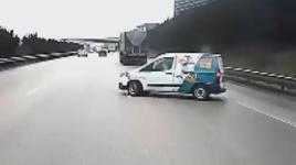 Kontrolünü kaybettiği aracıyla TIR’a çarpmaktan son anda kurtuldu