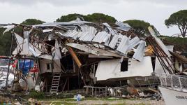 Kentte dehşet! Bir gecede her şey altüst oldu: Tekneler parçaladı, ağaçlar yerinden söküldü