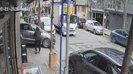 Şişli'de sürücüsünün fren yerine gaza bastığı otomobil kuaför dükkanına girdi