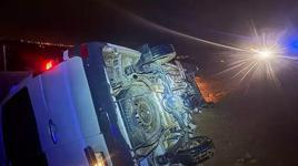 Servis minibüsü uçuruma yuvarlandı! Çok sayıda yaralı var