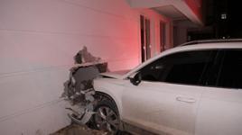 Polisten kaçtı, duvara çarpıp durdu! Aracı bırakıp kayıplara karıştı