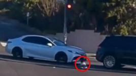 Trafikte yürekleri ağza getiren görüntü! 1 yaşındaki bebek arabadan fırladı