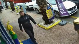 Tabancayla kuyumcuya girip 100 gram altını aldı! Havaya ateş açıp kaçtı