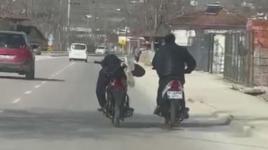 Kasksız sürücünün motosikleti yüzüstü yatarak kullandığı anlar kamerada