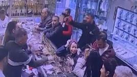 Tabancayla kuyumcuya girip 100 gram altını aldı, havaya ateş açıp kaçtı