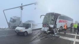Sivas'ta sis felaketi! Yolcu otobüsü ve TIR’lar birbirine girdi: Yaralılar var