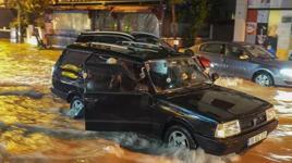 İzmir'de kuvvetli sağanak ve fırtına yaşamı olumsuz etkiledi