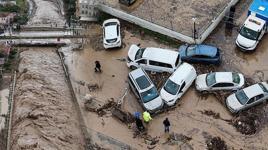 Adana'da sağanak hayatı olumsuz etkiledi; istinat duvarı yıkıldı, mezarlıklar su altında kaldı