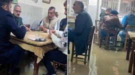 Su baskını bile onları durduramadı! Adana’da bir kıraathanede çekilen görüntüler pes dedirtti