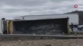 Kuzey Marmara Otoyolu'nda kamyon devrildi! Trafikte yoğunluk yaşanıyor