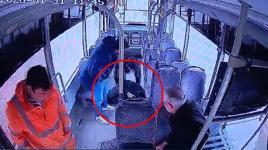 Otobüste bir anda yere yığıldı! Epilepsi nöbeti geçiren yolcunun o anları kamerada