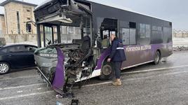Hakkari'de yolcu minibüsü ile belediye otobüsü çarpıştı! 18 yaralı