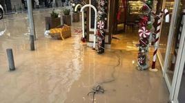 Sağanak İzmir'i vurdu! İş yerlerini su bastı, esnaf isyan etti: 'Her yıl aynı manzara'