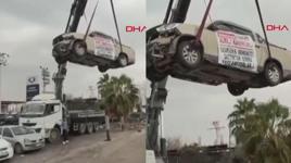 Sıfır aldığı kamyonetin motoru bozulunca bayinin önünde vinçle astı