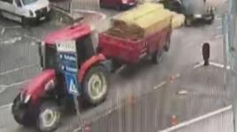 Yol trafiğe kapandı! Kavşağa hızlı giren traktör...